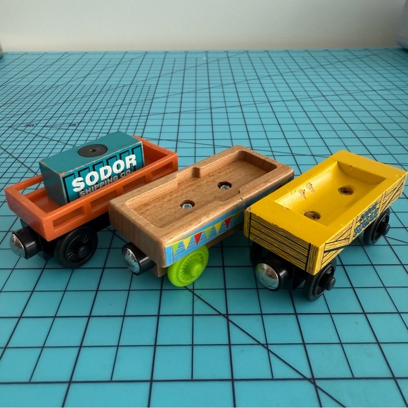 Thomas Wooden Railway Cargo Cars Lot - Picture 1 of 10